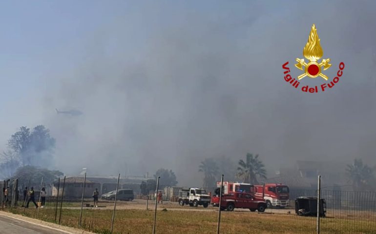 Vasto incendio ad Assemini: in fiamme sterpaglie e vegetazione nella zona di Santa Lucia