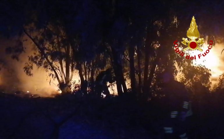 Paura nella notte a Macchiareddu: un incendio tra la vegetazione arriva fino alla strada