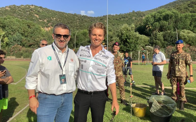 Il campione di F1 Nico Rosberg, a Teulada per l’Island X Prix, dona 5000 alberi alla Sardegna