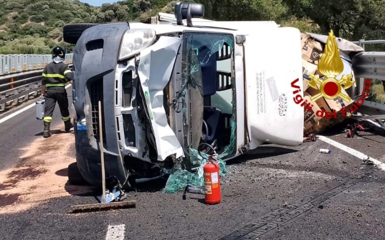 Brutto incidente sulla131: un furgone si ribalta, feriti gli occupanti