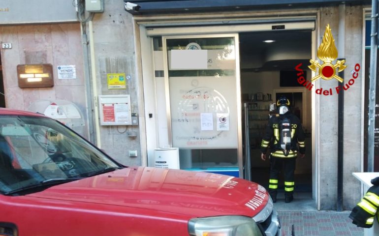Cagliari, paura per un incendio nella farmacia di via Pacinotti