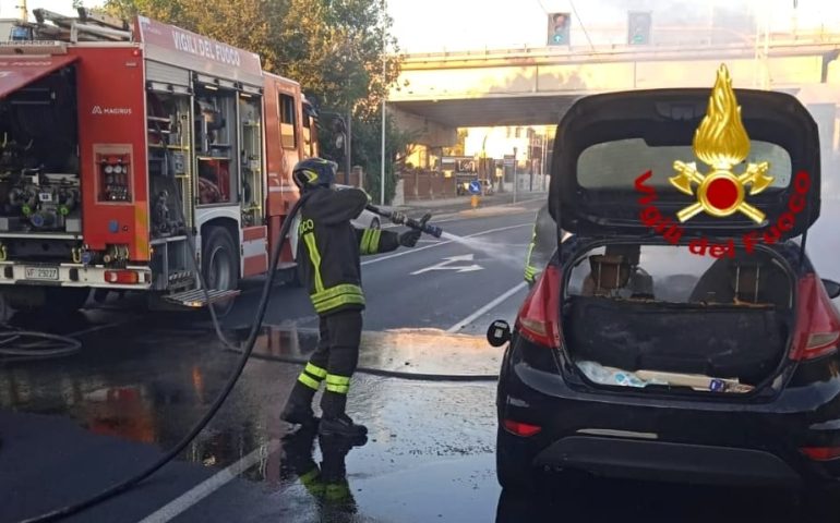 Paura stamattina in viale Marconi: un’auto prende fuoco in transito