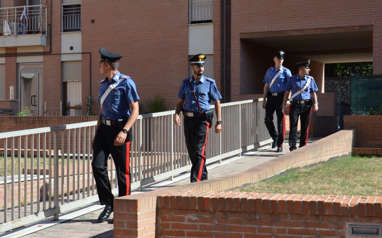 Follia a Siliqua: minaccia la madre e colpisce il nonno, 19enne arrestato