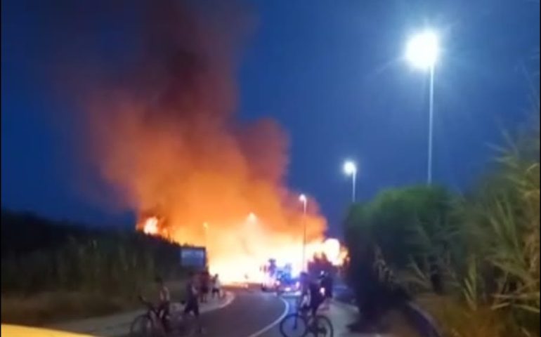 Quartu, ancora fiamme nei terreni incolti: vasto incendio dietro il Carrefour