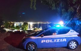 Cagliari, violenta rissa al Poetto: giovane ubriaco prende a calci un’auto poi picchia il proprietario