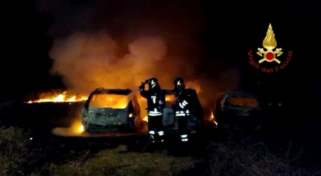Cagliari, tre auto in fiamme nella notte vicino alla Motorizzazione