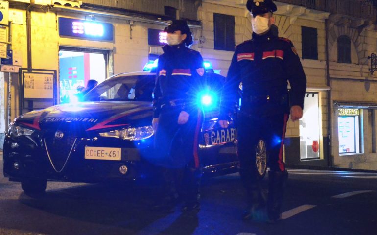 Cagliari, operatori del 118 intervengono per soccorrerlo ma lui li aggredisce. Poi si scaglia contro i carabinieri
