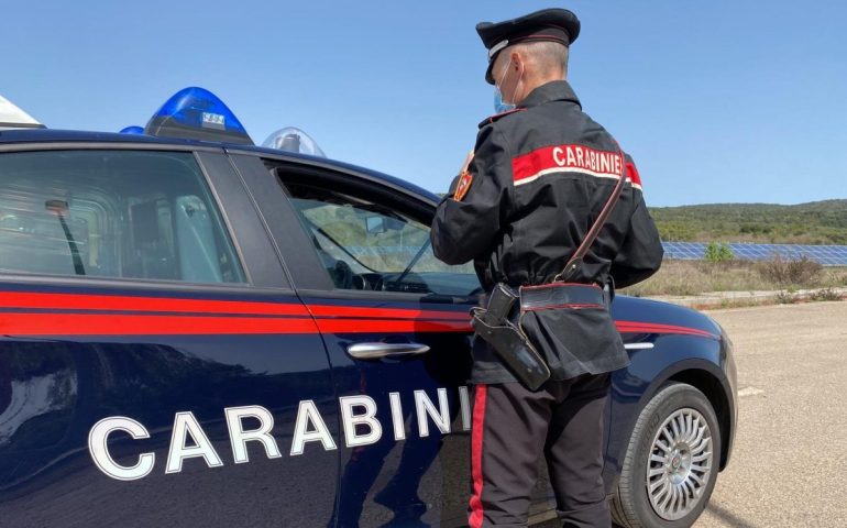 Mandas, importuna i clienti del bar e poi aggredisce i carabinieri: 33enne ai domiciliari