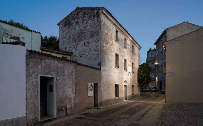 Nuoro, inaugura il progetto di illuminotecnica sulle pareti esterne della casa-museo di Grazia Deledda