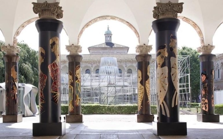 (FOTO) Il genio di Antonio Marras brilla a Milano: lo stilista sardo “veste d’arte” il colonnato dell’Università Statale