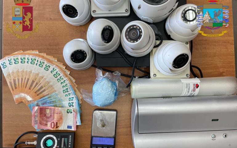 Uta, scoperto fortino della droga blindato da un complesso sistema di videosorveglianza: in casa cocaina e marijuana