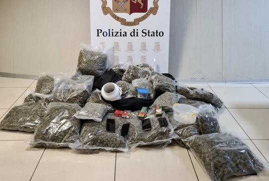 43 chili di droga in un garage di Sassari: arrestati due uomini e una donna