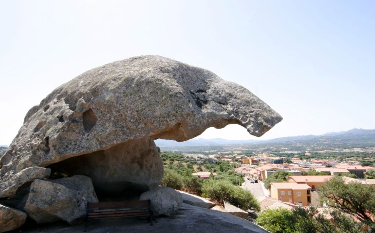Lo sapevate? In Sardegna c’è una roccia a forma di fungo chiamata “Fungo di Monti Incappiddatu”