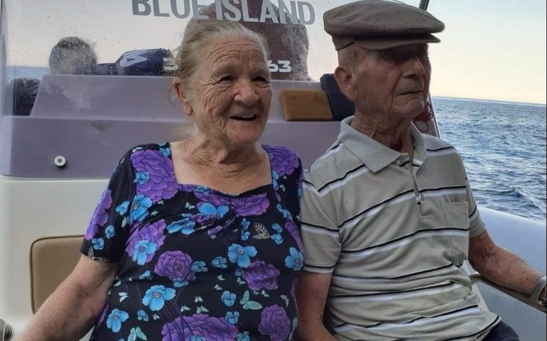 (FOTO) Lui 90 anni, lei 83: prima volta in gommone alla scoperta delle vale d’Ogliastra