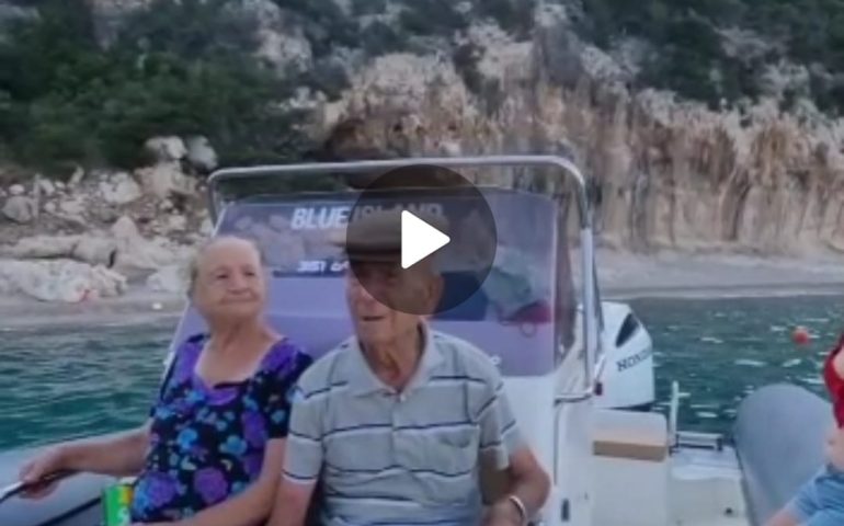(VIDEO) Giuseppe e Antonietta, 173 anni in due per la prima volta in gommone tra le cale d’Ogliastra