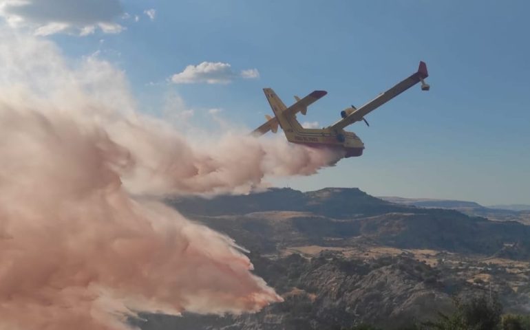 Sardegna, in fiamme le campagne: 31 incendi in molti dei quali necessario l’intervento dei mezzi aerei