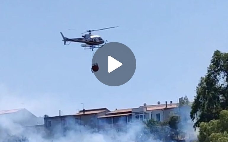 (VIDEO) Paura a Bonorva, incendio raggiunge il paese: case evacuate