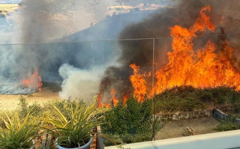 Sardegna, un incendio raggiunge il paese di Bonorva: decine di case evacuate
