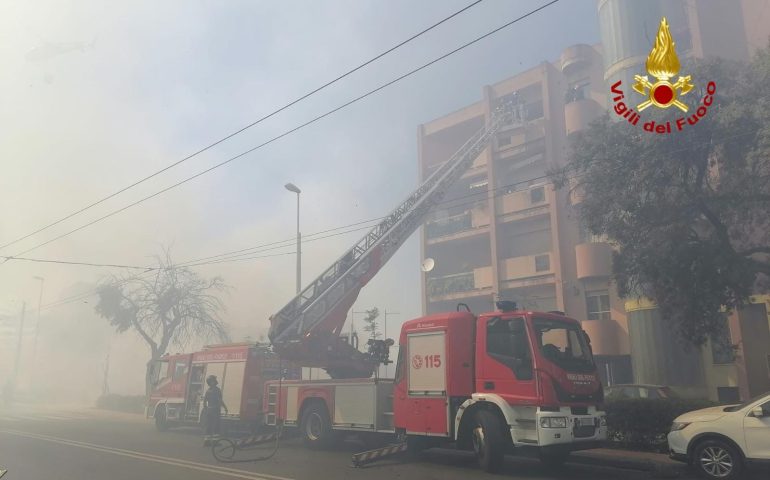 (FOTO E VIDEO) Quartu, vasto incendio in via Marconi: le fiamme raggiungono un’abitazione al 4° piano