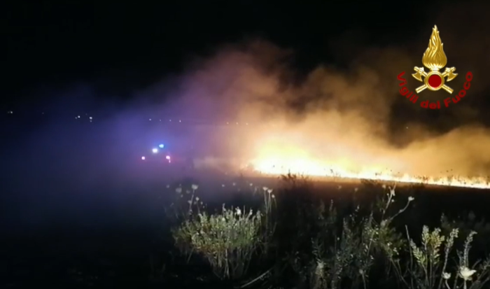 Paura nella notte a Quartucciu: un incendio si propaga vicino allo stagno