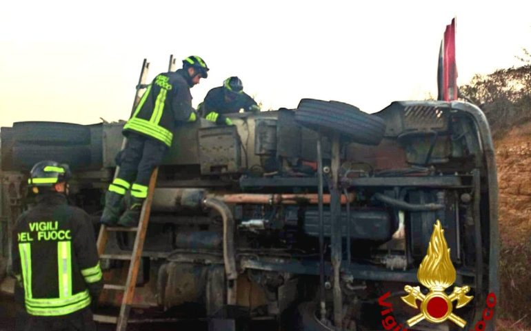 Strada Statale 125, camion si ribalta dopo scontro con auto: gasolio sull’asfalto