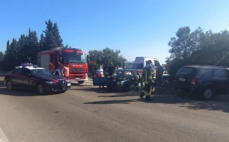 Sardegna, violento incidente tra due auto: due feriti estratti dalle lamiere