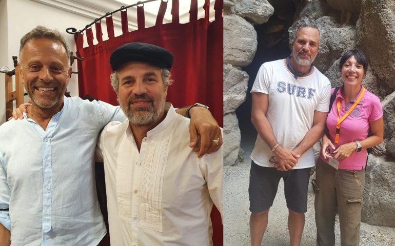 (FOTO) Mark Ruffalo in Sardegna: shopping di “berrittas” e “gambales”, poi tappa a Barumini