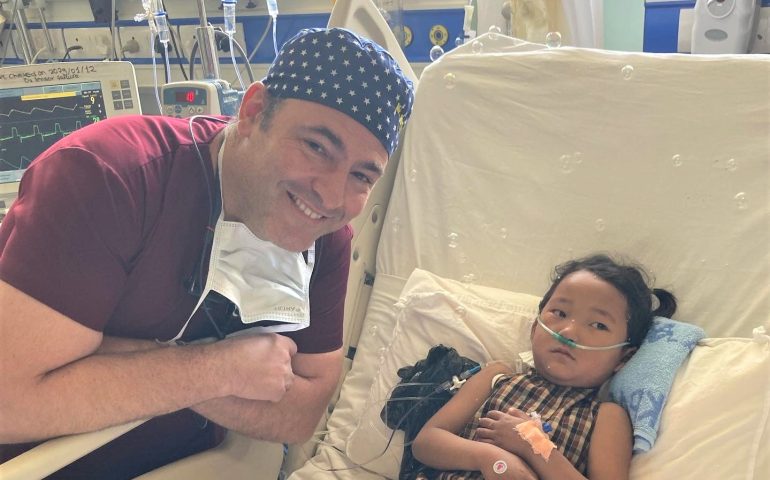 Stefano Congiu, cardiochirurgo cagliaritano: in Nepal per salvare i bimbi malati di cuore