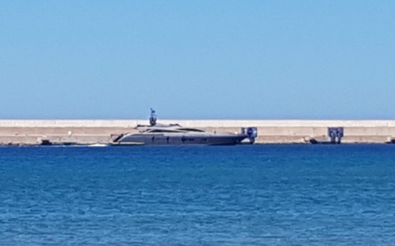 (VIDEO) Lo yacht Tenshi nel mare della Sardegna: un’imbarcazione extralusso da 46 metri