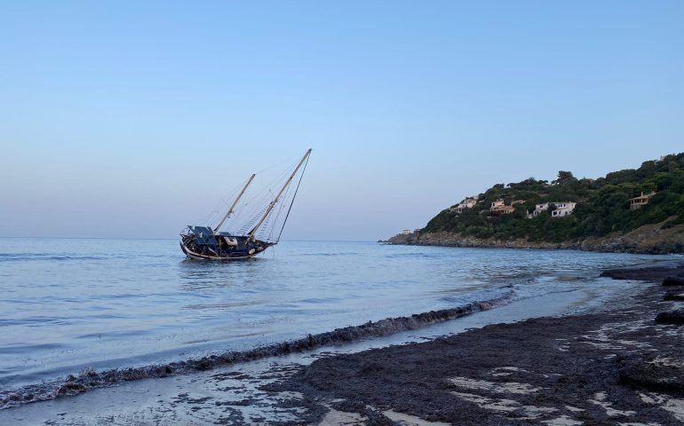 Due barche alla deriva nel mare in tempesta si incagliano a Maracalagonis: salvi gli occupanti