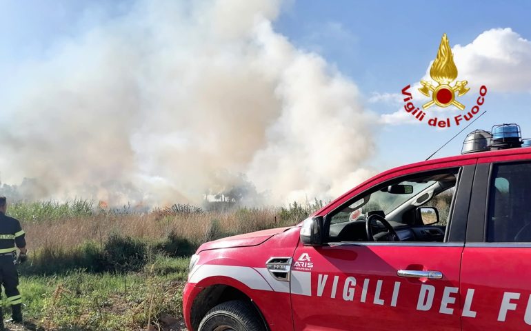 Bruciano le campagne di Elmas: Vigili del fuoco al lavoro