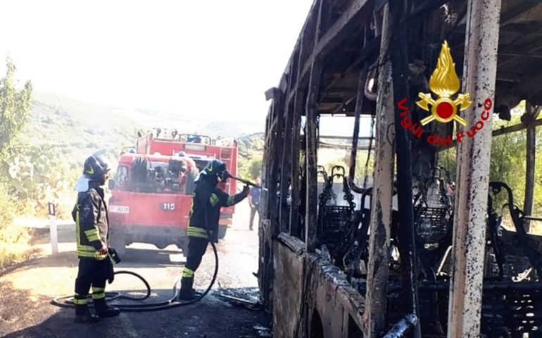 Paura nel cagliaritano: un autobus prende completamente fuoco