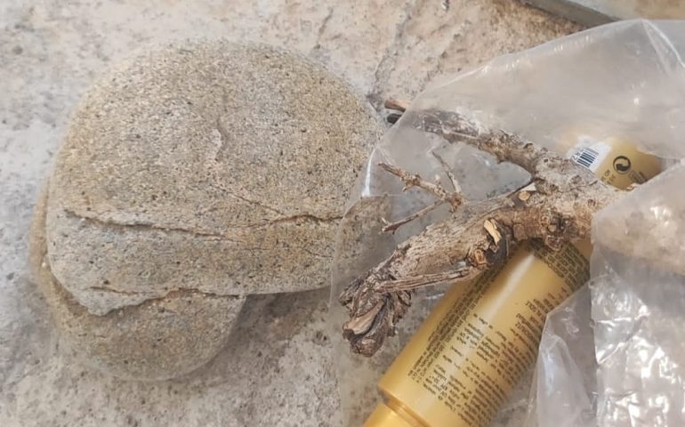 Sardegna depredata. La sabbia rubata dalla spiaggia nascosta nello spray abbronzante: famiglia fermata al porto