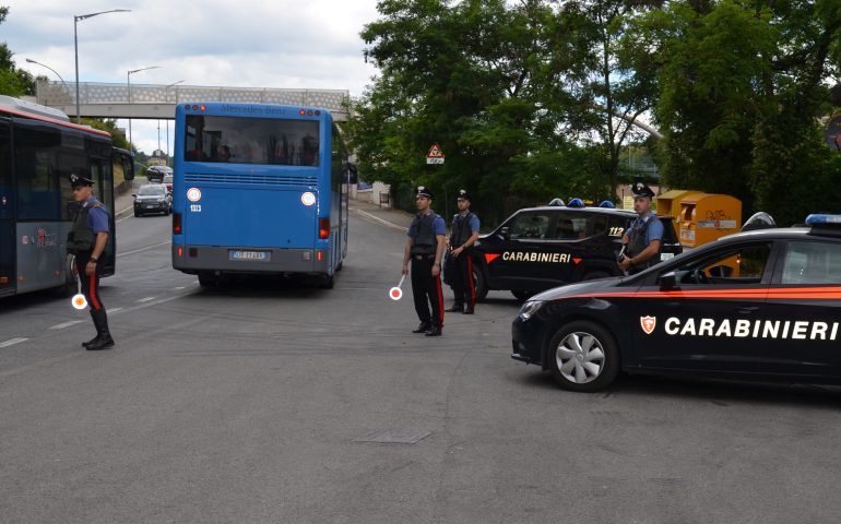 Stacca un sedile del bus e lo lancia dal finestrino sulla 131, con il mezzo in corsa: ragazzino denunciato