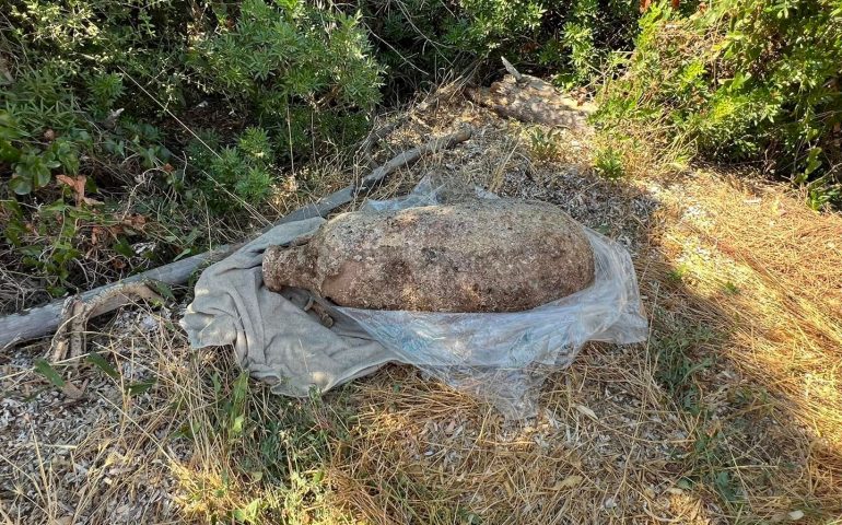 Straordinario ritrovamento in Sardegna: scoperta in spiaggia anfora romana per il trasporto dell’olio