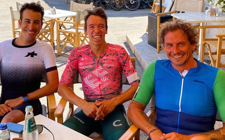 Fabio Aru, Rigoberto Uran e Filippo Pozzato pedalano insieme in Sardegna: tre campioni in sella intorno all’Isola