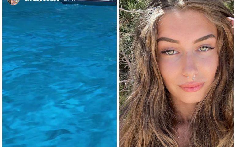 Elisa Esposito, la “professoressa di corsivo” star dei social in vacanza in Sardegna