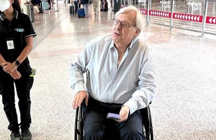 “Voi sapete di chi è la colpa”. Sgarbi sulla sedia a rotelle all’aeroporto di Olbia