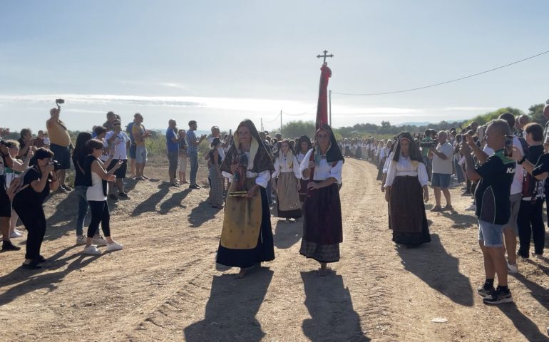 (FOTO e VIDEO) Le scalze di Cabras aprono i festeggiamenti in onore di San Salvatore: rinnovato il rito della tradizione