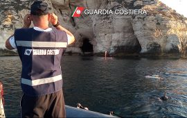 Cagliari, sorpresi a pescare i proibitissimi datteri di mare nella Grotta dei Colombi: denunciati due uomini