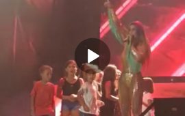 (VIDEO) Sardegna, Elettra Lamborghini invita i bambini sul palco e canta con loro la hit “Caramello”