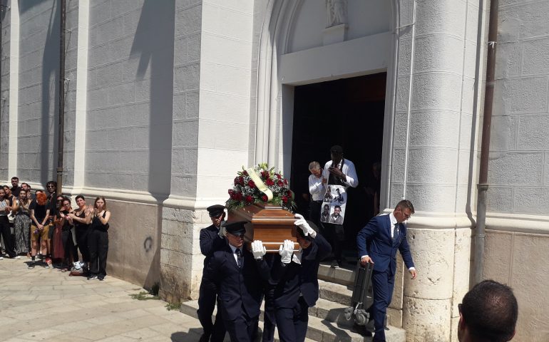 Cagliari, lacrime e dolore a Sant’Eulalia per l’ultimo saluto a Martin: amante della vita e amico di tanti