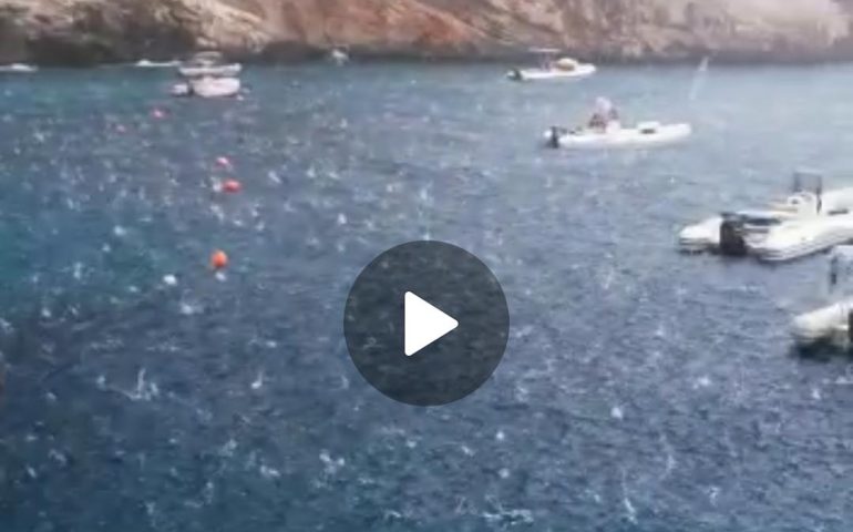 (VIDEO) Ogliastra, violenta grandinata a Cala Mariolu: bagnanti costretti alla fuga