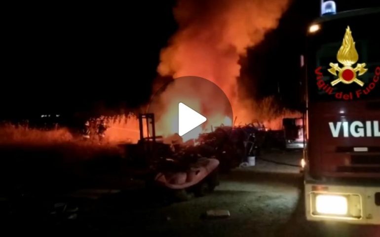 (VIDEO) Incendio a Quartu: in fiamme vegetazione, materiale plastico e vecchi elettrodomestici