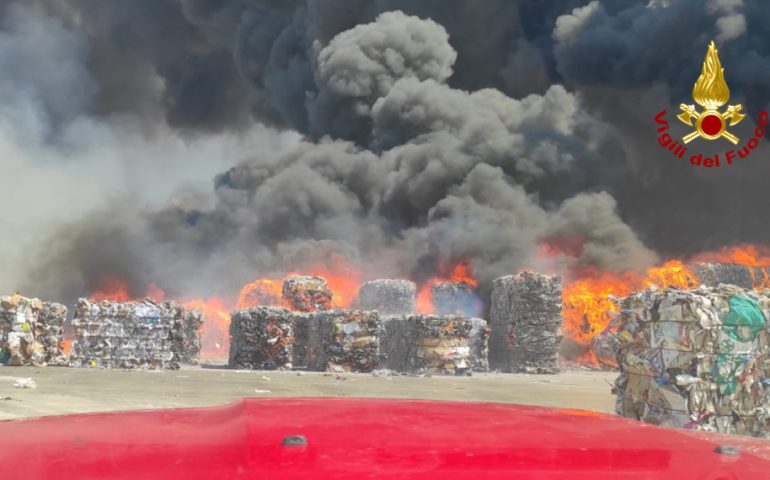 (VIDEO E FOTO) Spaventoso incendio a Sassari: fiamme in azienda di smaltimento rifiuti