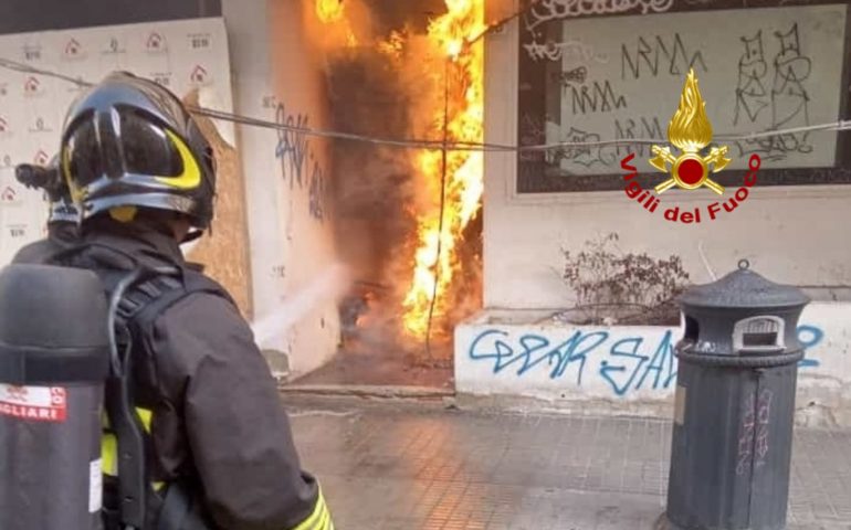 Cagliari, incendio in pieno centro: fiamme nei parcheggi di un palazzo in via XX settembre