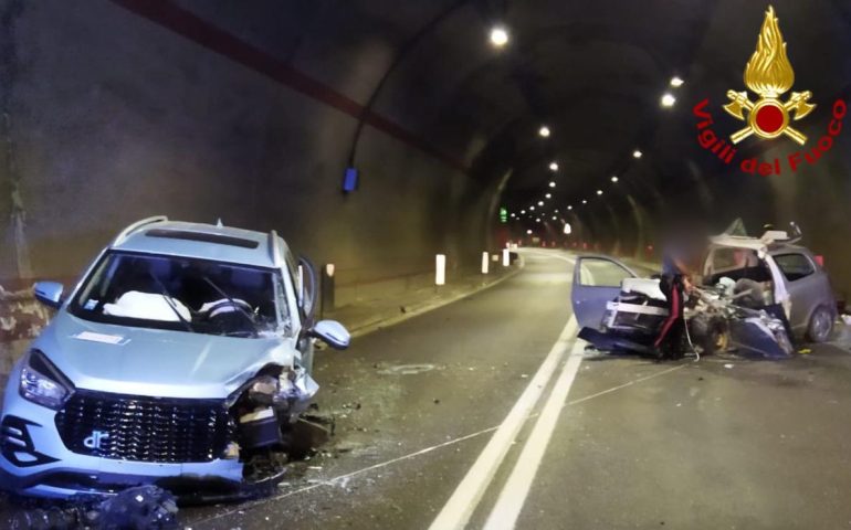 Sardegna, scontro frontale fra due auto in galleria: 3 feriti gravi e intervento dell’elisoccorso