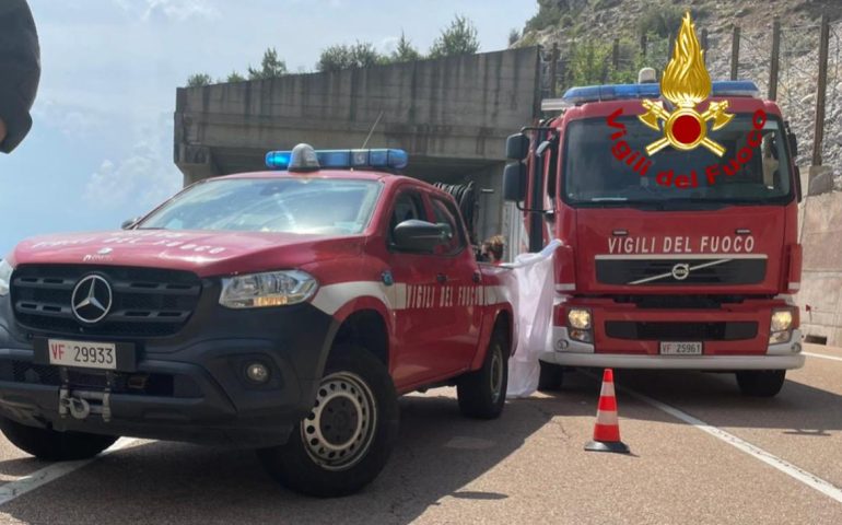 Tragedia in Sardegna, perde il controllo dello scooter e cade a terra: muore un 17enne