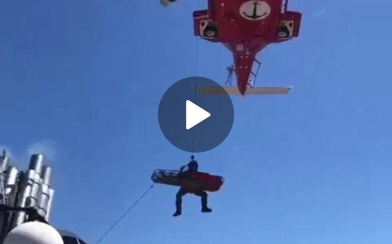 (VIDEO) Sardegna, malore durante crociera: uomo trasportato al Brotzu da elicottero Guardia Costiera