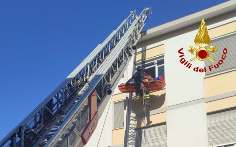 Cagliari, uomo cade in casa: i Vigili del Fuoco lo portano fuori con l’autoscala